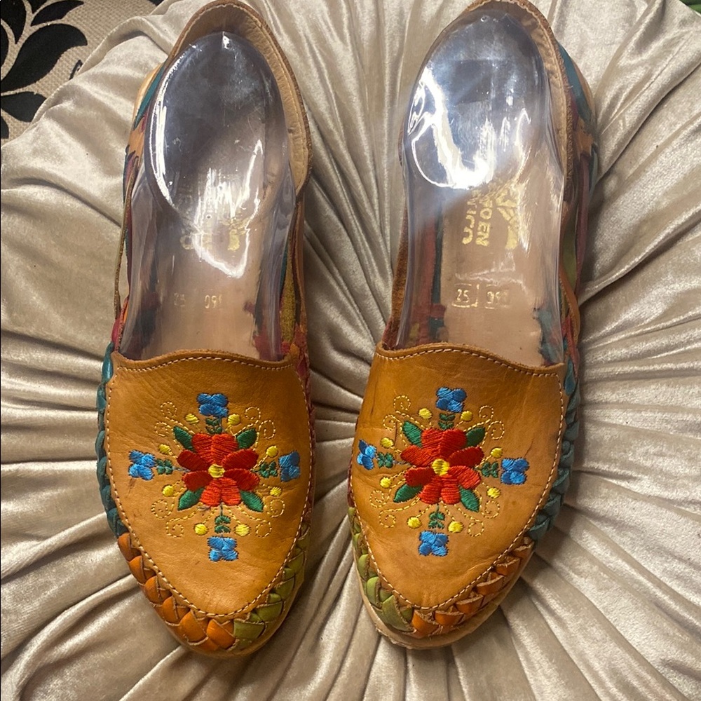 🎀 Embroidered flower Leather Huarache Sandals size 8  Super Cute and comfy